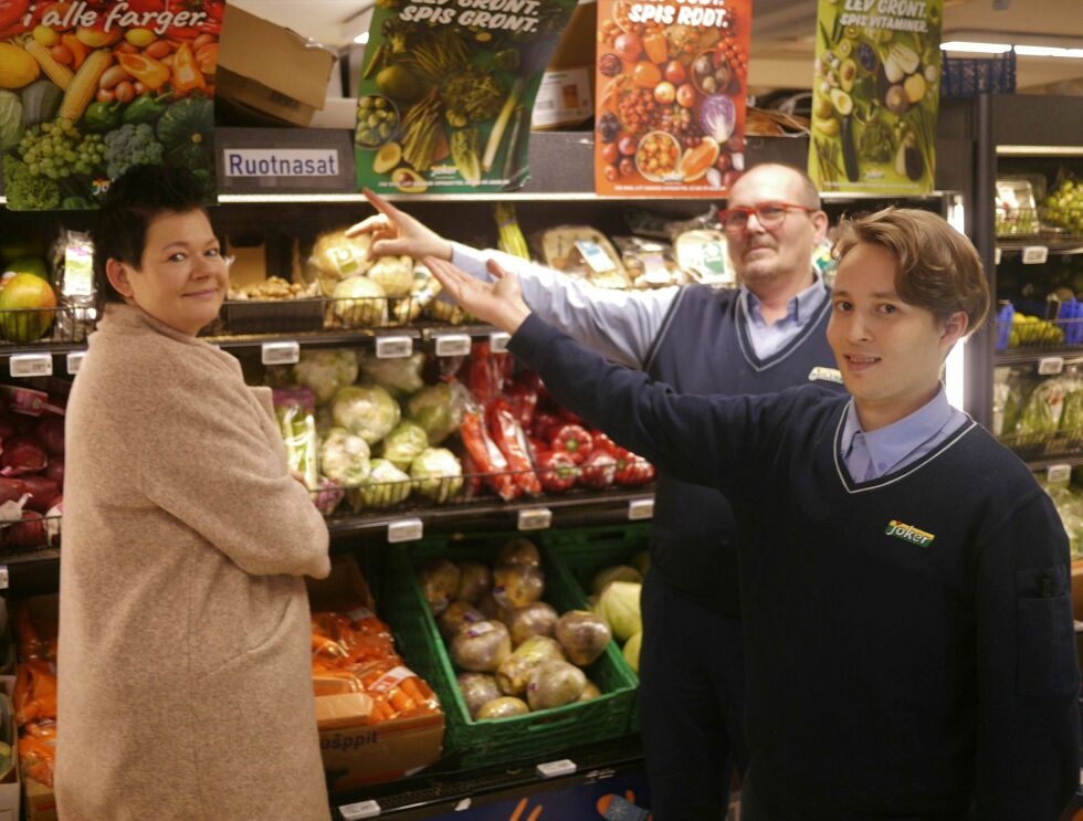 Nå viser også skilt på samisk at man finner grønnsaker i Joker-butikken i Honningsvåg. De sier seg godt fornøyde med den nye skiltingen. Fra venstre kunde Elin Thormeyersdatter Adolfsen, daglig leder Kjetil Floer og butikkansatt Mathias Røst Jensen. Foto: Geir Johansen
 Foto: Geir Johansen