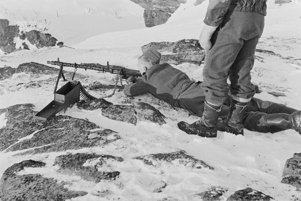 Ungdom får våpenopplæring av norske soldater på Sørøya. FOTO: OLE FRIELE BACKER. NTBS KRIGSARKIV VIA RIKSARKIVET