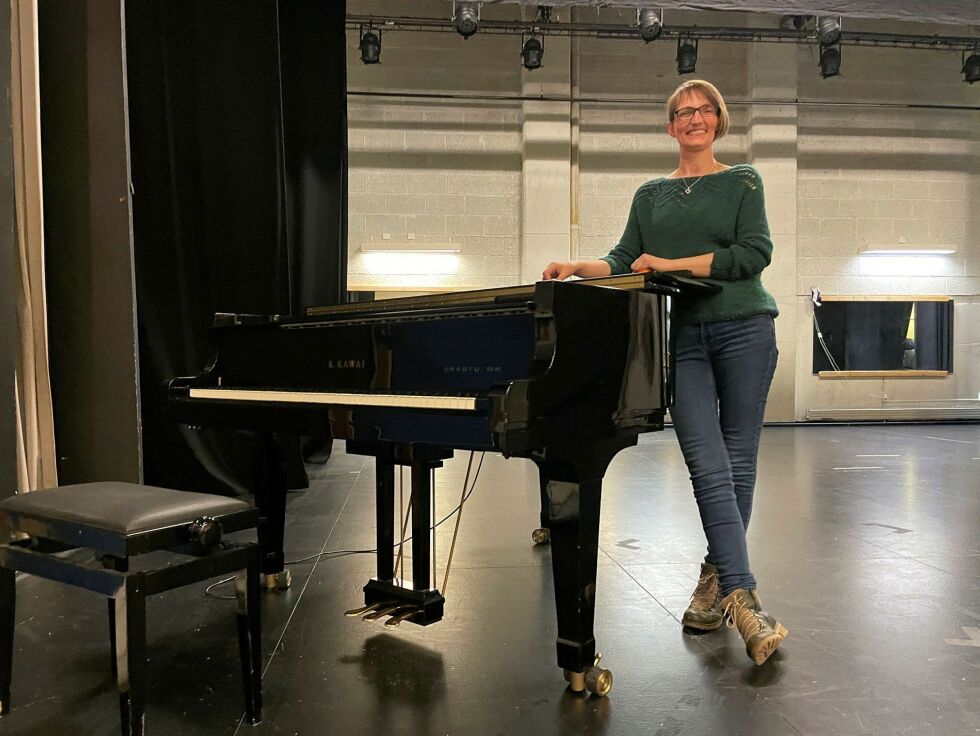 Musikkglade Kjelfrid Kjølås er på plass i Tana kulturskole som vikar for vikaren.
 Foto: Birgitte Wisur Olsen