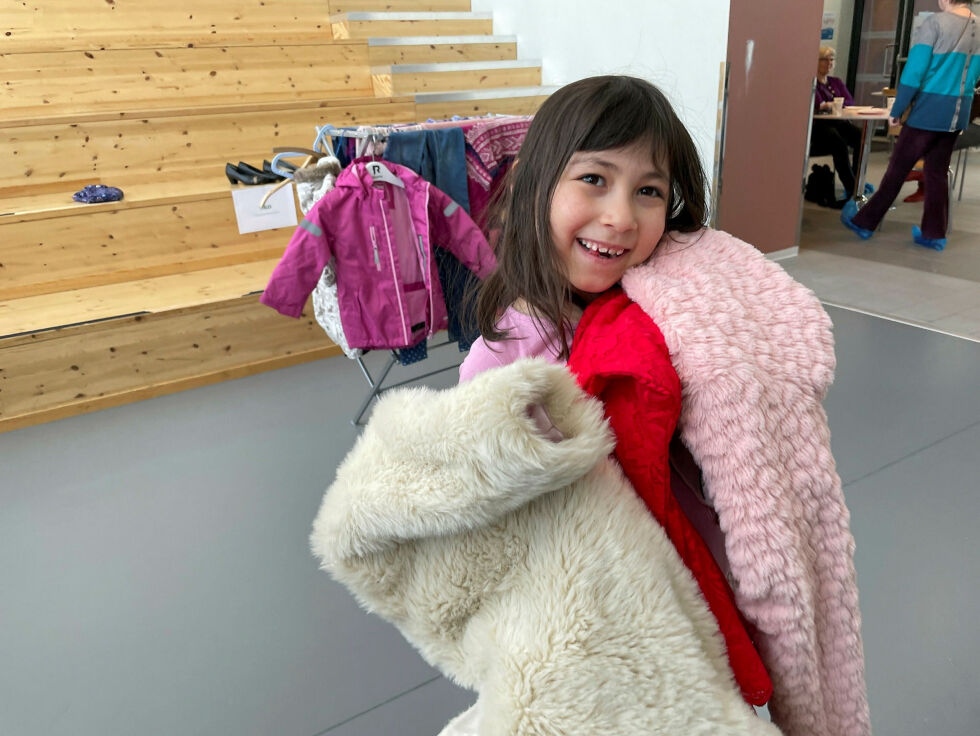 Valentina Zamudio-Pettersen er strålende fornøyd med sine funn.
 Foto: Birgitte Wisur Olsen