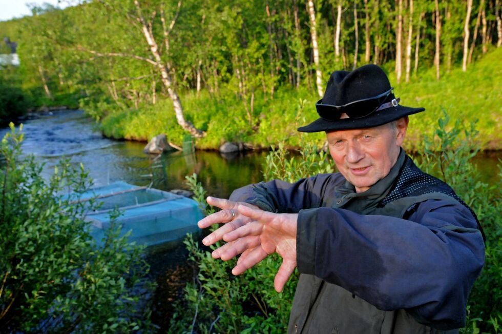 – Den siste uka har det ikke gått russelaks i denne fella , sier Øystein Hansen i SVJFF. Han håper det er stopp, men frykter det er et tidsspørsmål før det kommer en invasjon.
 Foto: Hallgeir Henriksen