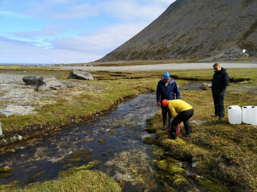 Her er Ørjan Johansen ved kilden i Bærvika. Til våren og sommeren skal det foretas nye geologise undersøkelser i området, og vannet fra kilden skal analyseres enda mer. Foto: Privat
 Foto: Privat