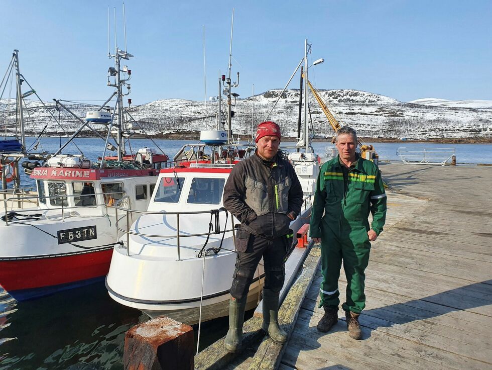Tana­fisk­er Ken Ron­ny Pors­ang­er (til venst­re) er me­get for­nøyd med at han får lig­ge ved kaia til kol­le­ga Sver­re Pe­der­sen (til høy­re) i Smal­fjord.
 Foto: Tom Hardy