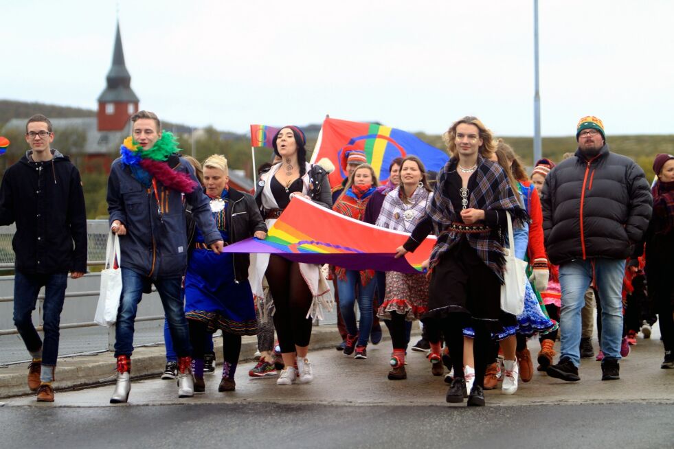 Paraden passerte kirka på sin vei gjennom bygda, en kirke som idag er stengt for homofile vigsler utført av de lokale ansatte.
 Foto: Johan Mathis Gaup