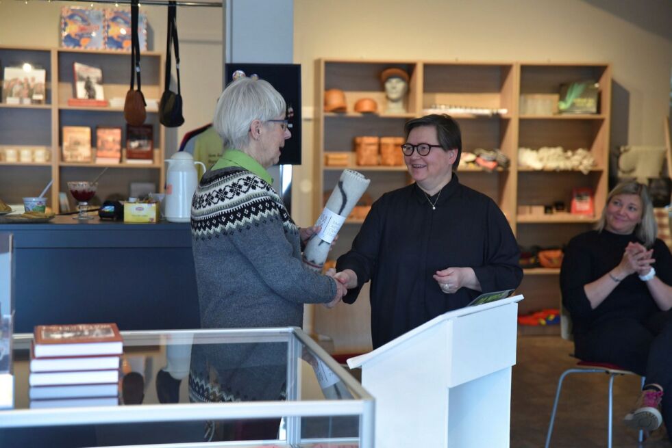 Aina Hanssen mottar en gave fra Porsanger museum av museumsleder Siv Marit E. Turi. Foto: Kristin Humstad
