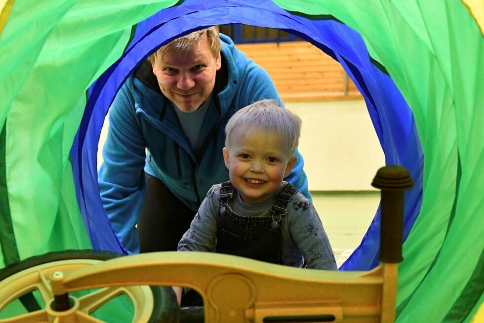 Karl Øystein Langedahl tar ofte med seg barna sine på leketreff, og synes det er et kjempegodt tilbud. Her med sønnen Jesper på tre år.
 Foto: Irene Andersen