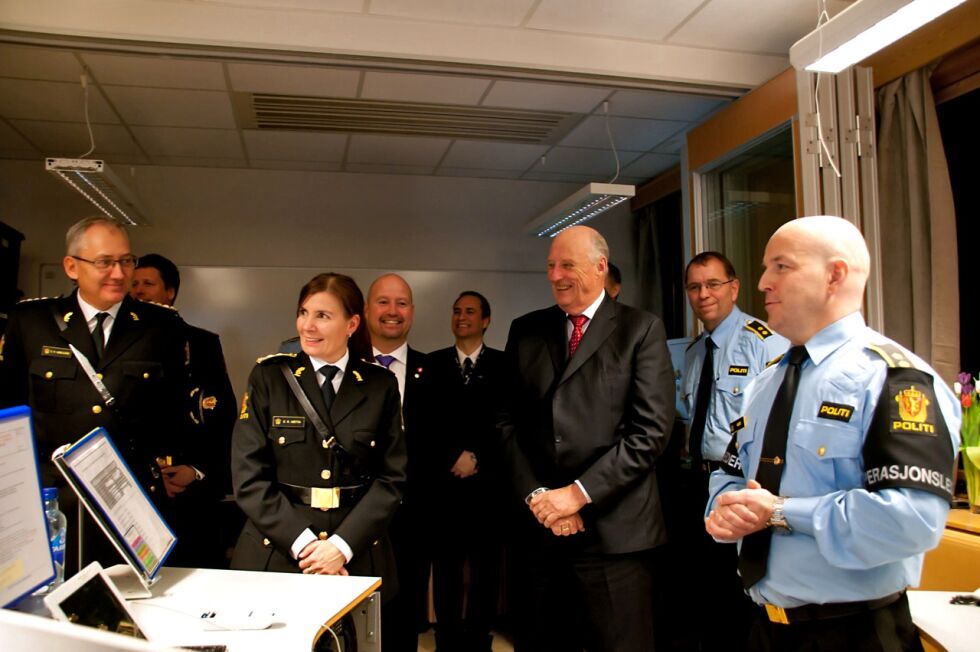 Politimester Ellen Katrine Hætta, her sammen med blant andre kongen under åpninga av Politiets nødsentral i høst, ønsker samlokalisering med 110-sentralen i Kirkenes.
 Foto: Arkiv