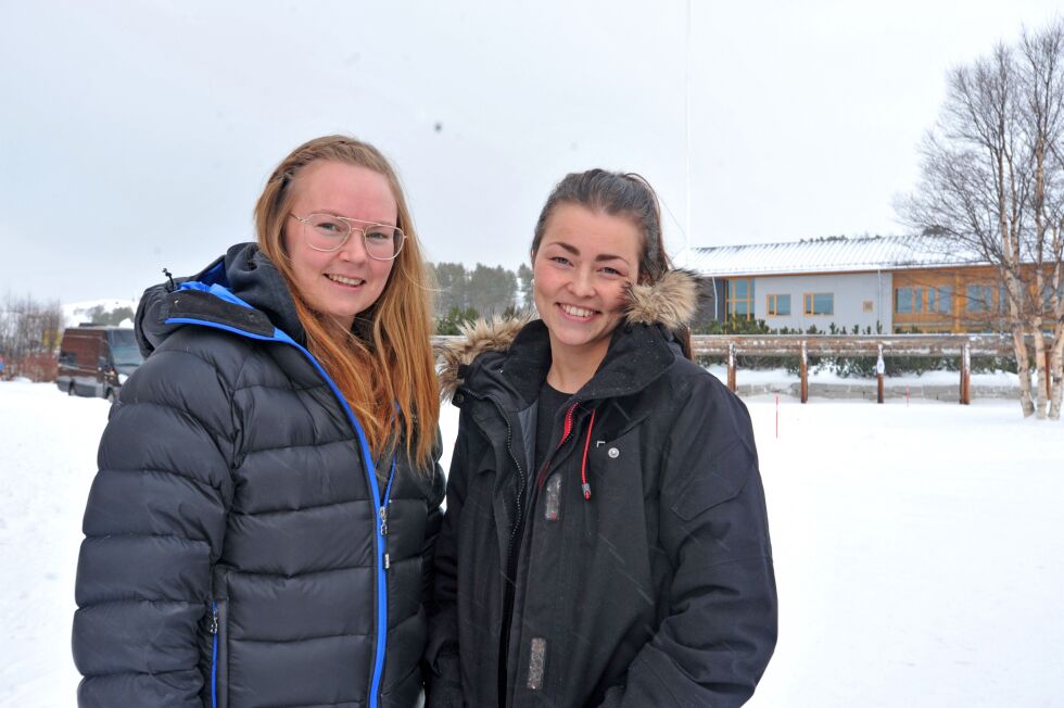 Aino Danielsen og Ida Ljungberg er to av mange som har jobbet hardt for at sørsamiske barn skal få et barnehagetilbud basert på eget språk og kultur. Nå håper de to at det finnes gode søkere til stillingene som nå er utlyst av Røros kommune. Dette bildet er fra januar 2015 da Ságat besøkte Aajege.
 Foto: Erik Brenli (arkiv)