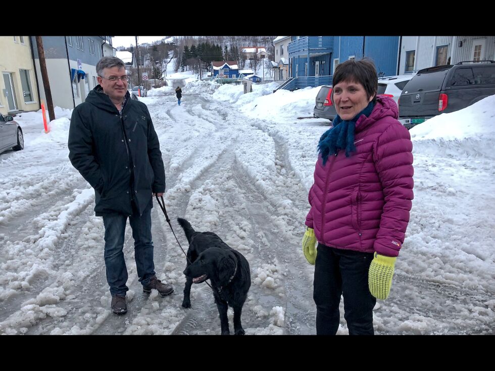 Betty og Kjell Stabæk mener det er for dårlig av kommunen å ikke sørge for at alle gater er fremkommelig.
 Foto: Hallgeir Henriksen