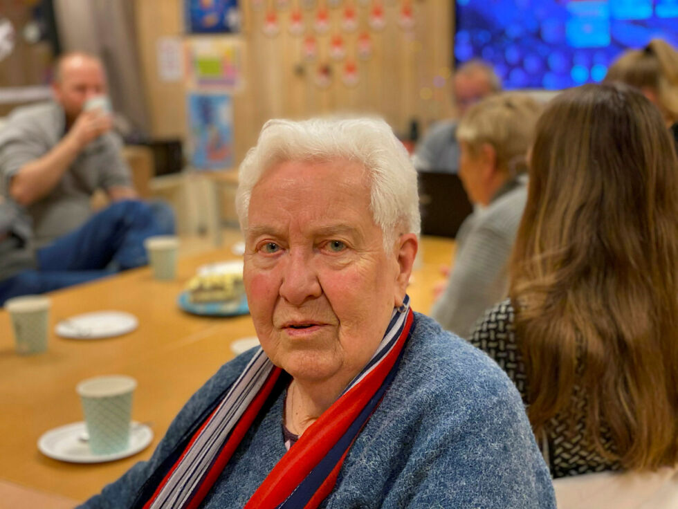 Partiveteran og æresmedlem i Ap, aktiv siden 1952, Evelyn Olsen Lid vurderer sterkt å ikke stemme ved neste valg. Hun mener kort at vedtaket i kommunestyret, der Ap sammen med Høyre stemte ned Jakobsnes, er å grave sin egen grav.
Foto: Hallgeir Henriksen