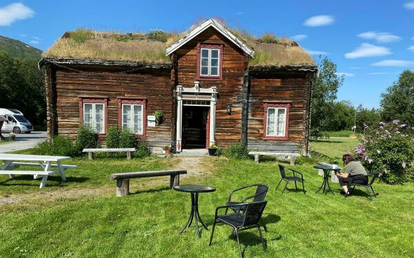 Kåfjordkunstner stiller ut malerier i hus med mye historie