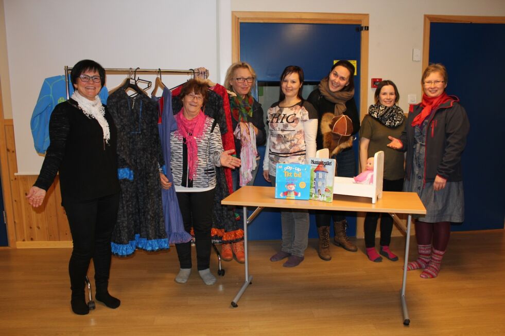 Lørdag 21. november arrangeres Miljø- og solidaritetsmarknad på Altta Siida. Ellen Brita Eira for Sáráhkká, Berit Anne Gaup for Álttá Sámiid Searvi, Ann-Mari Andersen for Guldal rec, Lise Krokmo for Áltá Siida, Sara Victoria Lerberg for Alta samiske språksenter, Marie Louise Somby for Fotograf Marie Louise Somby og Dagrun Sarak Sara for Gula.
 Foto: Pressefoto