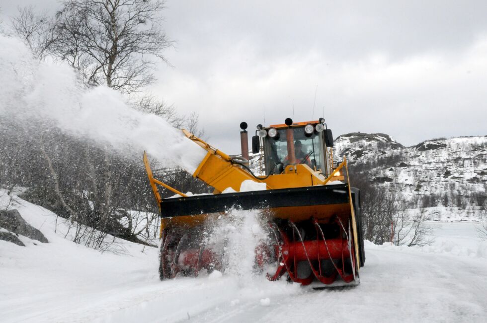 Snefresinga over Jarfjordfjellet ble gjort på ti timer, tur-retur Vintervollen-Grense Jakobselv. Dermed kan hyttefolk og isfiskere bruke veien over fjellet, om ikke noe svært uforutsett skjer.
 Foto: Halllgeir Henriksen