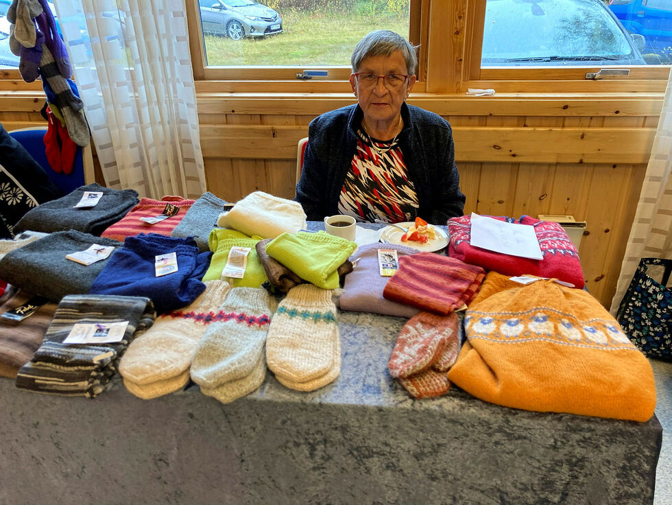 Marie Olsen fra Stabbursnes solgte strikkevarer.
 Foto: Anthon Sivertsen