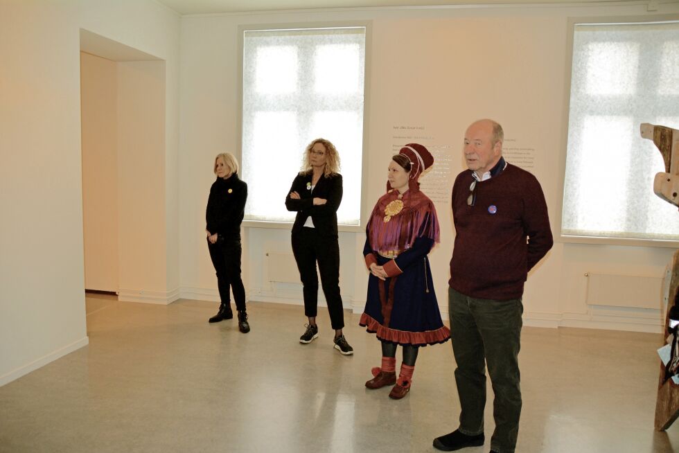 RiddoDuottarMuseat og Nordnorsk kunstmuseum er nominert til kunstkritikerprisen 2017 for museumsperformancen Sámi dáiddamusea. På bildet, fra venstre: Kunstner Aslaug Juliussen, styreleder Tone Hansen i Norsk kulturråd, direktør Anne May Oll i RiddoDuottarMuseat og kunstner Dag Nyberg.
 Foto: Elin Margrethe Wersland