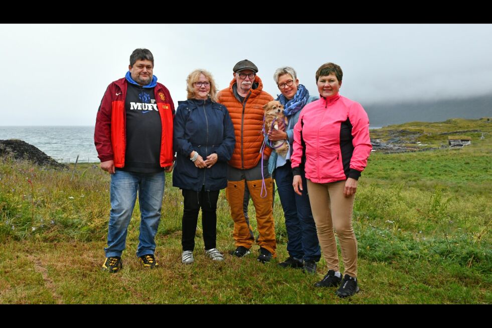 Smørfjord bygdelag sitt styre blir av medlem Kristine Grønmo passende kalt for «team bygdelimet». Det er ikke få timer denne gjengen legger ned i frivillig innsats hvert år, for at det skal være liv og samhold i bygda. Fra venstre: Edmund Josefsen, Grete Kåven, Bjørn Tore Pedersen, Marianne Hansen og Hjørdis Wilhelmsen. Sigmund Wilhelmsen var ikke til stede når bildet ble tatt.
 Foto: Irene Andersen