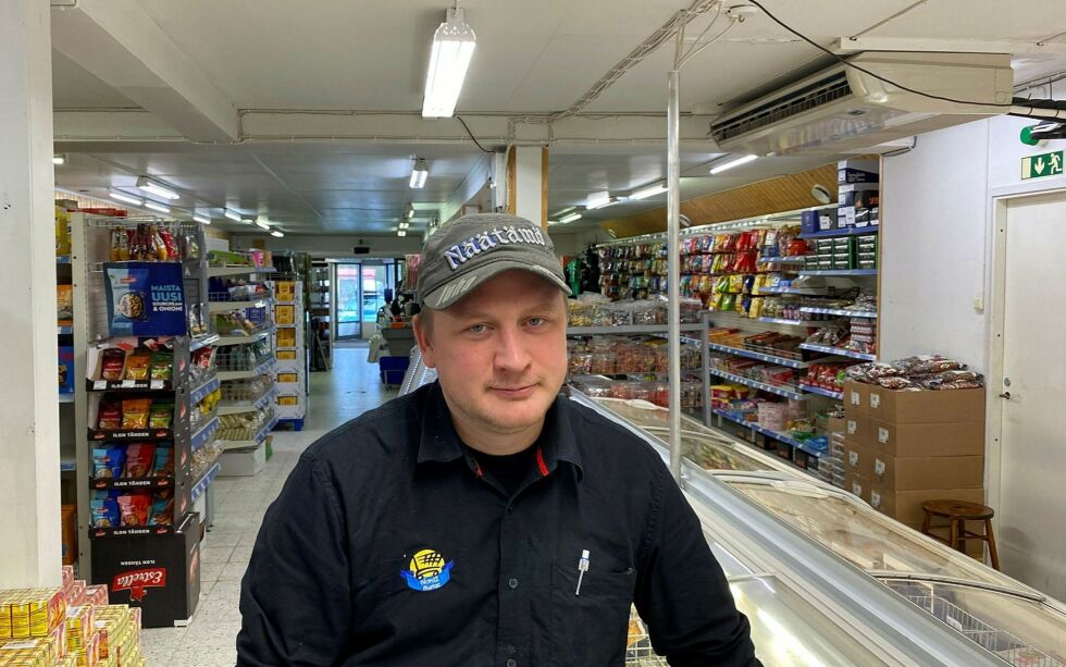 Kjøp­mann Juha Kekäle på Nor1 Mar­ket tar først og fremst inn ba­sis­va­rer med tan­ke på at Norge i ver­ste fall blir rødt igjen og det fø­rer til ny sten­ging. – Men alle skal nok få det de vil ha av det al­ler mes­te, hev­der han.
