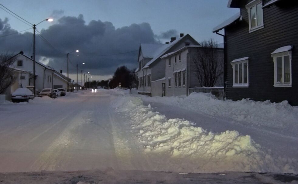 Snedunger ute i veibanen kan skape farlige trafikksituasjoner, og Statens vegvesen oppfordrer derfor folk til å ikke skyve sneen fra private innkjørsler ut i veien, som i dette tilfellet fra Vadsø.
 Foto: Statens vegvesen