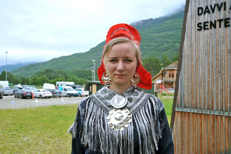 Petra Laiti sier hun vil være imot en jernbane som knytter Finland opp til Norge i Kirkenes. Hun mener arktisk jernbane vil være ødeleggende for mange lokalsamfunn i Nord-Finland og for den samiske kulturen.
 Foto: Erik Brenli