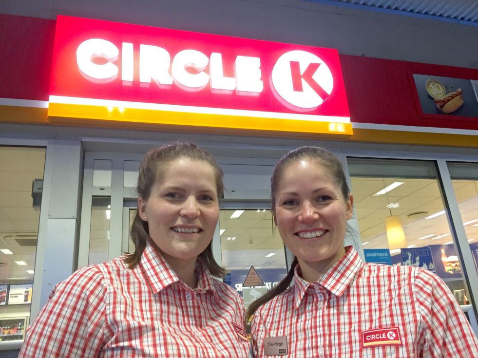 – De siste tre årene har vi engasjert oss veldig i Rosa sløyfe-aksjonen, forteller daglig leder hos Circle K Hesseng, Tonje Stabell (til venstre). Her er hun sammen med søsteren Siw-Hege Stabell som også jobber ved stasjonen.
 Foto: Hallgeir Henriksen