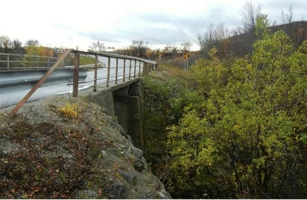 Denne brua over Vuolmmašjohka skal nå erstattes med en ny. Dette er bare én del av det nye veiprosjektet langs Porsangerfjorden.
 Foto: Statens vegvesen