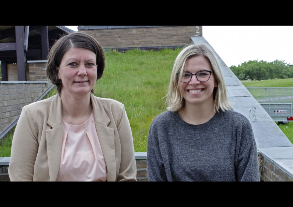 Toni Elisabeth Håvardsrud (til venstre) og Benedicte Hauge Johnsen ved opplæringsavdelinga i fylkeskommunen har nå sendt ut informasjon etter førsteinntaket til de videregående skolene i Finnmark.
 Foto: Finnmark fylkeskommune