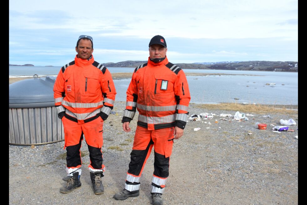 Kristian Bjørnå Melo og Bjørn Aleksander Greiner er ikke videre fornøyde med at de må plukke søppel i stedet for å gjøre det de egentlig skal i disse dager, nemlig ta inn veistikker.
 Foto: Kristin Marie Ericsson