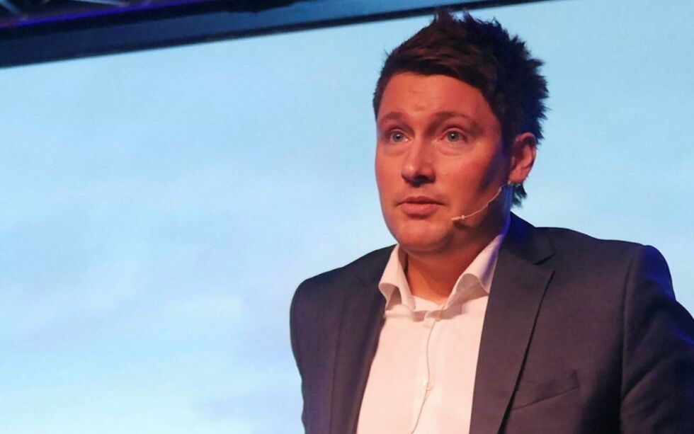 Ole-Martin Jen­sen blir Nord­kapp kom­mu­ne sin ad­vo­kat i retts­sak­en om par­ke­rings­av­gift på Nord­kap­pla­tå­et. Foto fra et fol­ke­mø­te i 2019 hvor Jen­sen holdt inn­legg. Arkivfoto: Geir Jo­han­sen