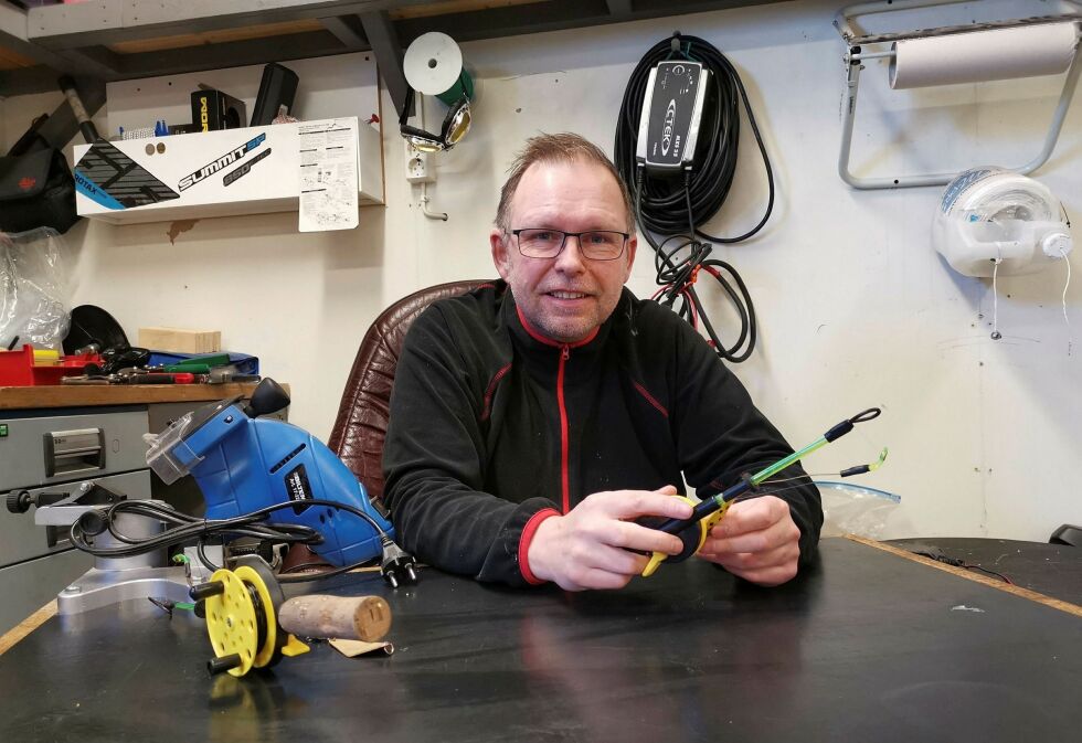 Stein Tore Sivertsen finner det absurd at han på sin fritid har karantene, og altfor god tid til å ordne fiskeutstyr. Foto: Marie Sivertsen