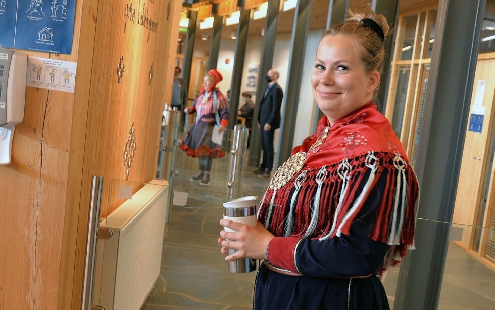 Festivalsjef Aili Guttorm holder årets plakat hemmelig til slippet som er lagt til Repparfjord.
Foto: Steinar Solaas