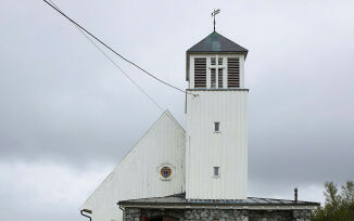 Nesten fullsatt Kokelv kirke