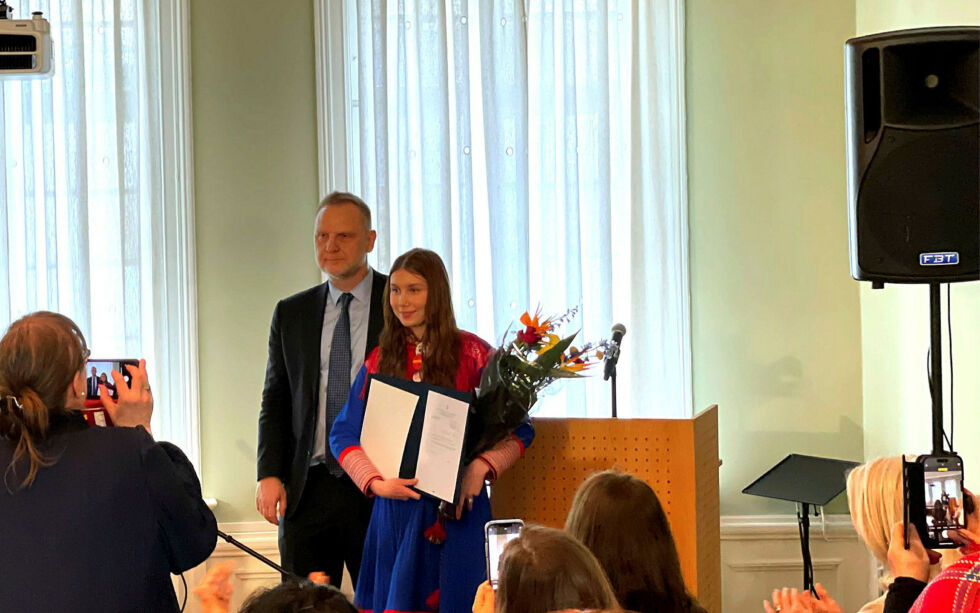 Kunstneren og aktivisten Isaksen er blitt et sterkt symbol på den fornyede rettighetskampen urfolk har ført i Norge, 40 år etter Alta-aksjonene.
 Foto: Hannah Persen