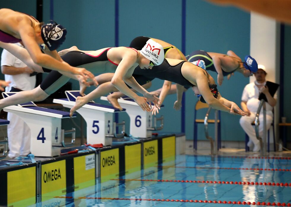 Konkurranse og vennskap går hånd i hånd innenfor svømmesporten, ifølge flere av ungdommene som deltok. Her er noen av svømmerne i gang med å konkurrere om de beste resultatene.
 Foto: June  Helén Bjørnback