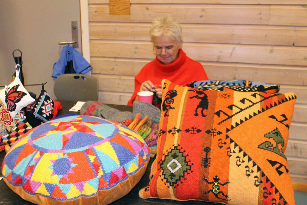 Ann Irene Karlsen med sine vakre fargerike puter. De er ikke vevd, men brodert.
 Foto: Randi Irene Losoa