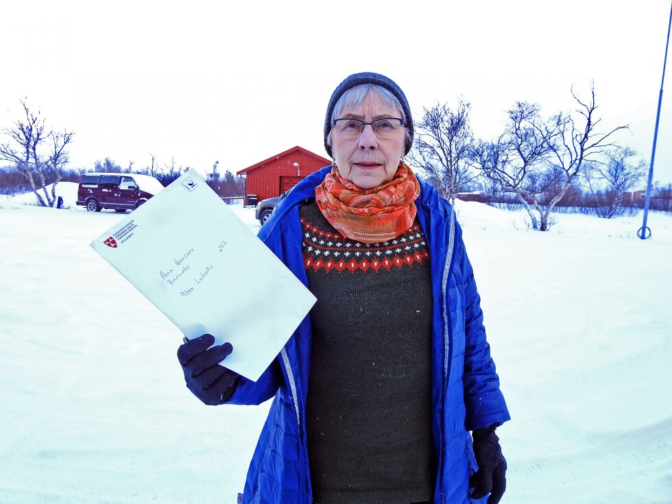 Aina Hanssen sier til Ságat at vi kan ikke ha det som det er i dag, når det gjelder postgangen innad i Lakselv. – Systemet tjener ikke folket. Å sende posten til Tromsø først er ifølge Hanssen helt meningsløst.
 Foto: Kristin Marie Ericsson