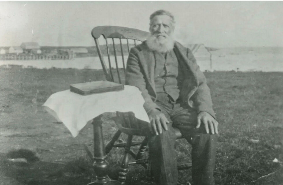 Bildet viser en av kolanordmennene, Per Eriksen Jørstad. Det er tatt ca år 1900. Jørstad var født 1843 i Vadsø by, bodde i Krampenes i Vadsø da han gifta seg i 1868 med Kaisa Gretha Abrahamsdatter fra Neiden i Sør-Varanger, og familien flytta til Tsypnavolok på Fiskerhalvøya omkring 1872.
 Foto: Tilhører Vardø museum