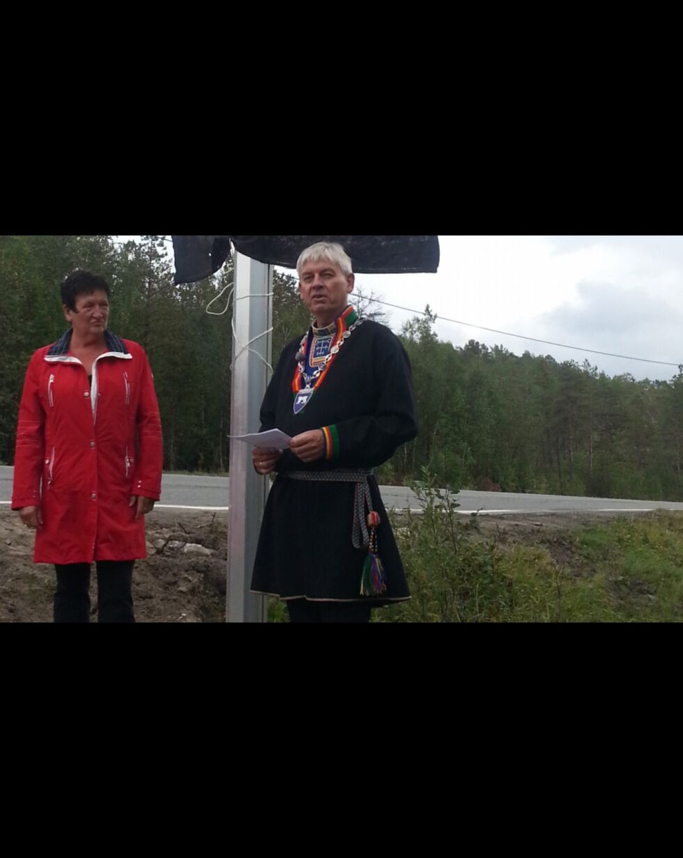 Rolf Steffensen kommer hjem igjen. Bildet er fra ordfører-tida, da han avduket det norsk-samiske skiltet for Hamarøy kommune, sammen med fylkesmann Hill-Martha Solberg.
 Foto: Lars Magne Andreassen