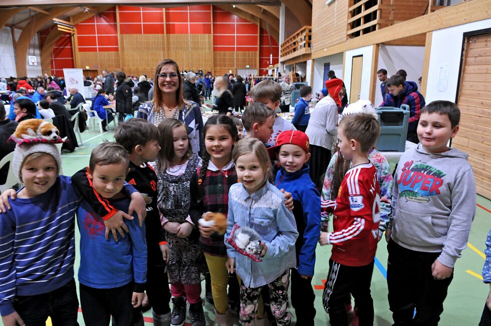 Vivi Johnsen og noen av arrangørene fra tredje klassetrinn kan sole seg i helgas markedssuksess
 Foto: Stein T Svala