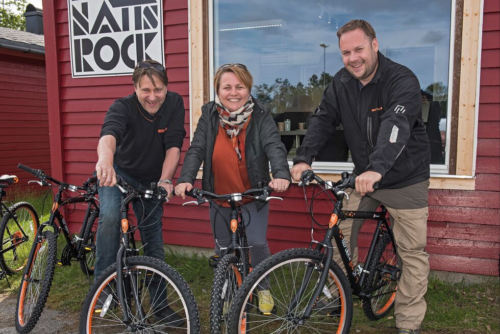 Midnattsrockens sjef Jon Arne Pettersen (til høyre i bildet) har innsett at sykkel egner seg bedre enn motoriserte kjøretøy på festivalområdet. Her avbildet sammen med Lasse Johansen, som har levert syklene til festivalen, og ordfører Aina Borch (Ap) i Porsanger.
 Foto: Marius Thorsen