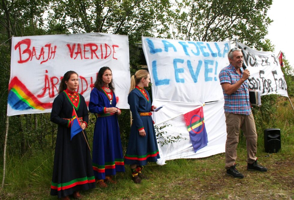 Sørsamene Maja Kristine Jåma, Sara Emilie Jåma, Sissel Jåma og Kjell M. Derås (sentralstyremedlem Naturvernforbundet) var fire av mange demonstranter i Storheia på Fosen i helgen.
 Foto:  Aud Marie Mollan