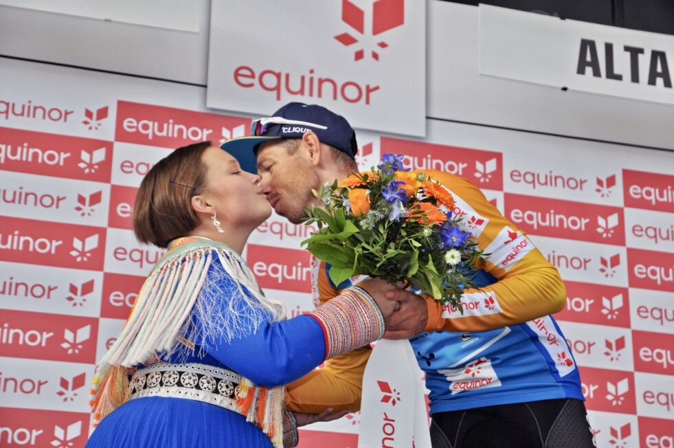 Anja Risten Eira (18) fra Kautokeino er blomsterpike i Arctic Race of Norway. I sykkelsporten gjelder franske manerer, så hun har fått og gitt mang en smask til heldige syklister. Russiske Sergei Chernetski syklet fortest, og får premiekyss på podiet under seiersseremonien i Alta.
Foto: Rita Heitmann