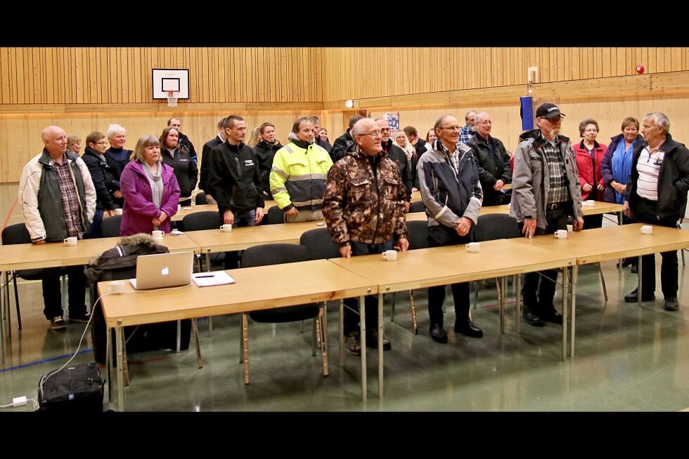 Under avstemningen ble alle som støttet et videre arbeid med å løsrive Austertana fra Tana bedt om å reise seg.
 Foto: Aslak Ballari