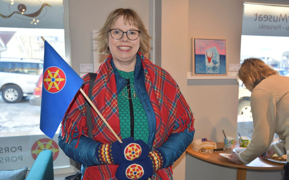 Lisa Wilhelmsen Vidal og familien feirer kvænfolkets dag. Her er hun med kvænvotten, og en sølje hun selv har designet.
 Foto: Sara Olaussen Stensvold