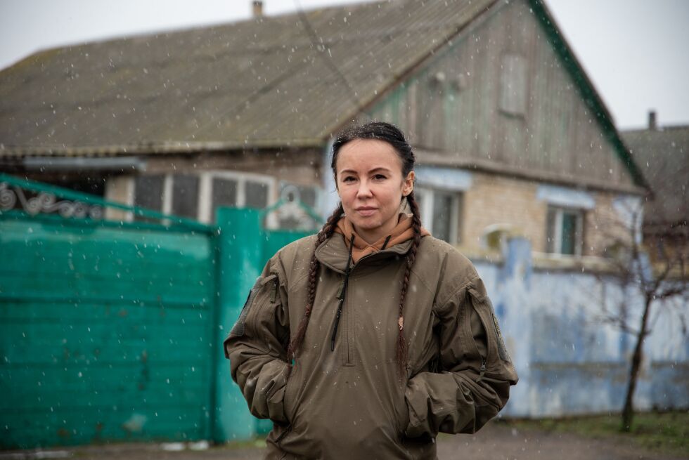 Sandra foran et av de mange husene de har hatt som tilholdssted.
 Foto: Irene Andersen