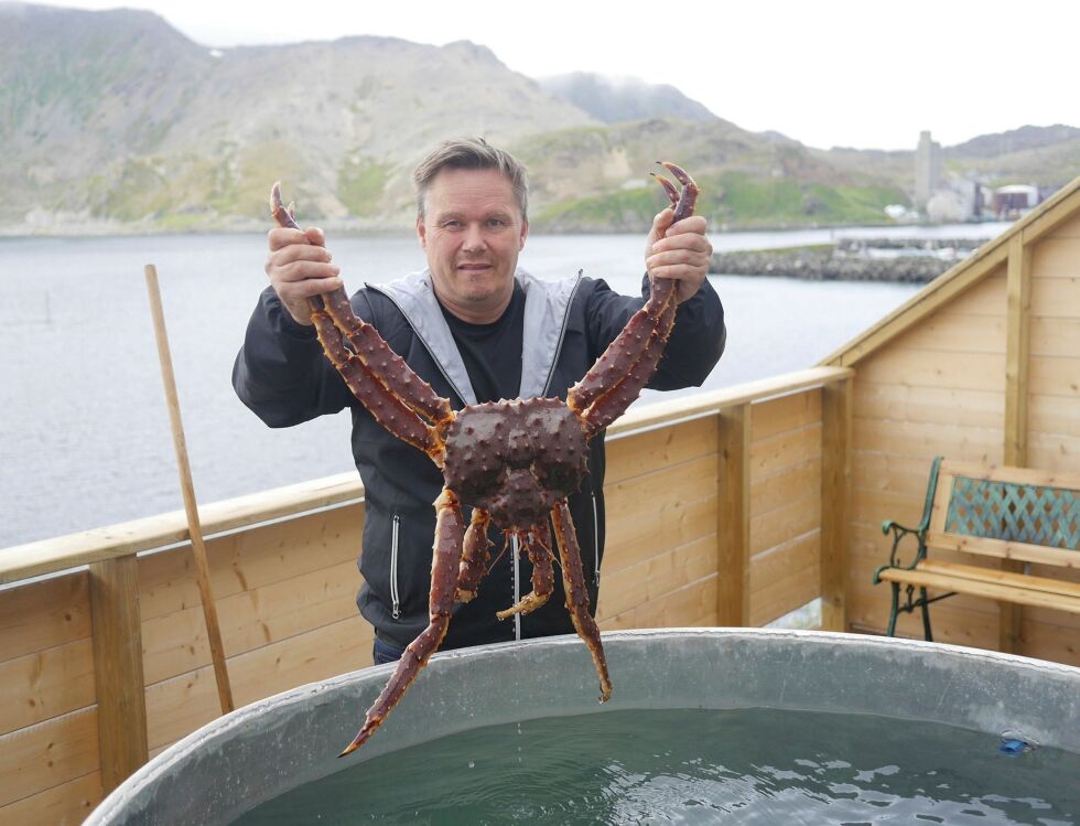 Bengt Agnar Hansen har et kar med levende kongekrabbe som han viser til turistene i sitt nye turistsenter i Nordkappgata 18.
 Foto: Geir Johansen