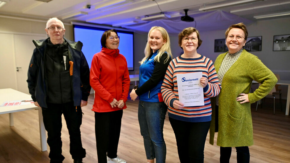 Seniornett og Sparebank1 Nord-Norge tilbyr seniorer opplæring i bruk av nettbank. Fra venstre Kjell Dypfest, Unni Johansen, Beate Jolma, Ann Britt Skog og en fornøyd Aina Borch.
 Foto: Irmelin Klemetzen