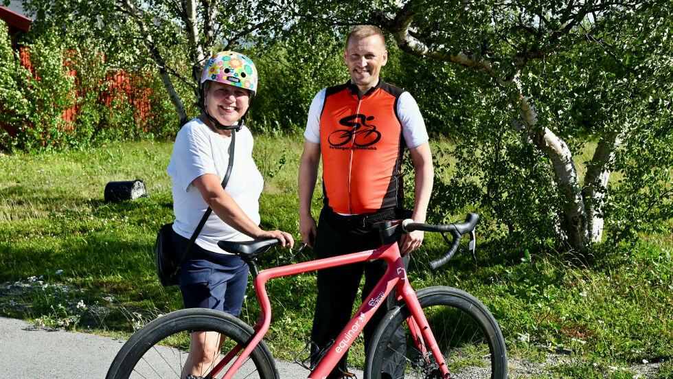 Ordfører Aina Borch og hjelpemann Stig-Ronny Nilsen syklet innom Ságat for å vise frem ARN-sykkelen
 Foto: Irmelin Klemetzen