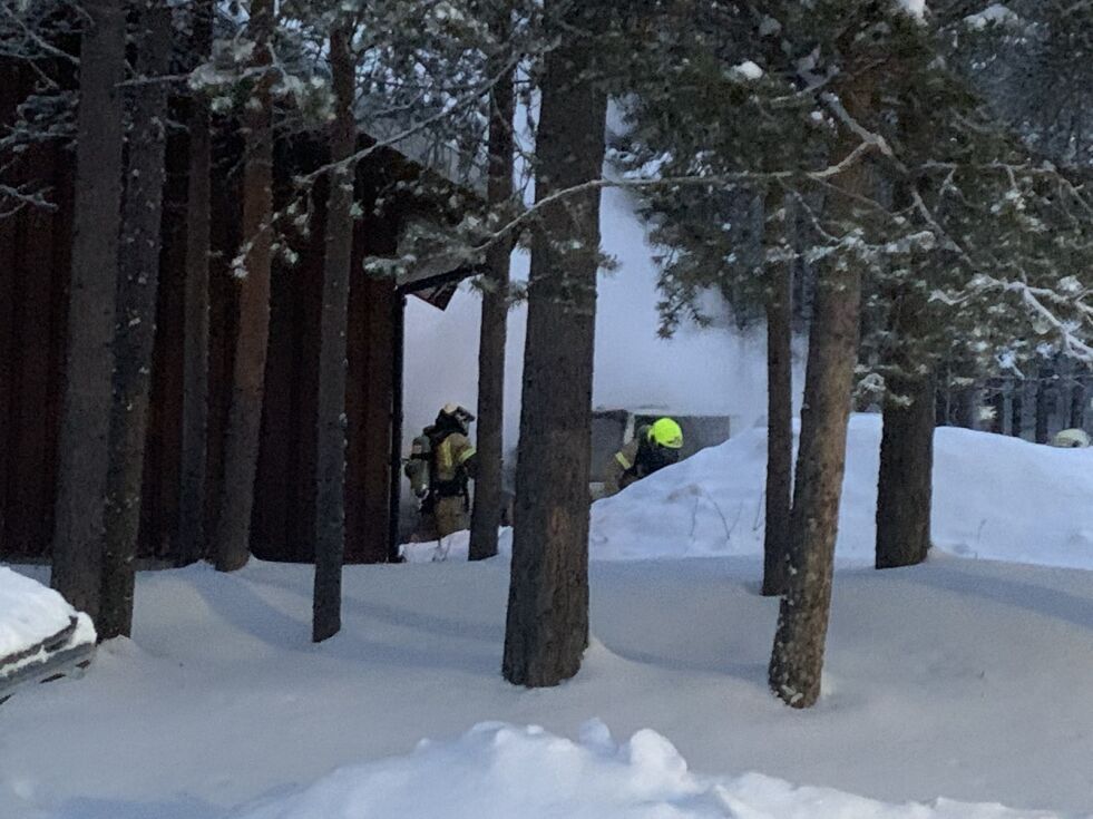 Da Ságat ankom brannstedet drev brannvesenet med å hindre spredning av brannen fra bilen til bygningen rett ved.
 Foto: Lars Birger Persen