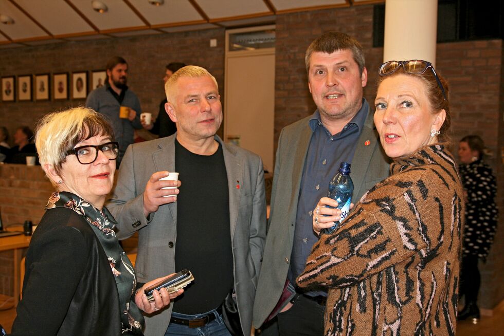 Det ble mange pauser under torsdagens fylkesting, og da ble det tverrpolitiske «gruppemøter». 
Her fra venstre Bjørg Masternes, Roy Arne Andersen (begge AP), Bengt Rune Strifeldt (FrP) og APs Kari Lene Olsen.
 Foto: Bjørn Hildonen