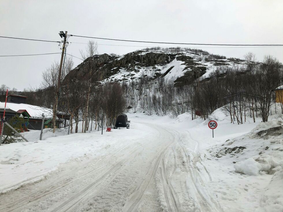 4. mai starter fresing av Ishavsveien opp mot Korpfjell slik at den skal tørke fortest mulig for å gi plasser til entreprenører, som skal utbedre veien for Forsvarets regning. Foto: Hallgeir Henriksen